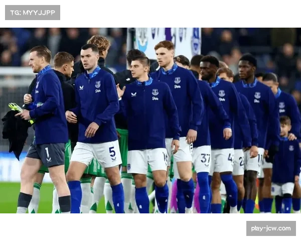 伯恩茅斯后卫塞内西完成73次长传，位列非门将球员之首